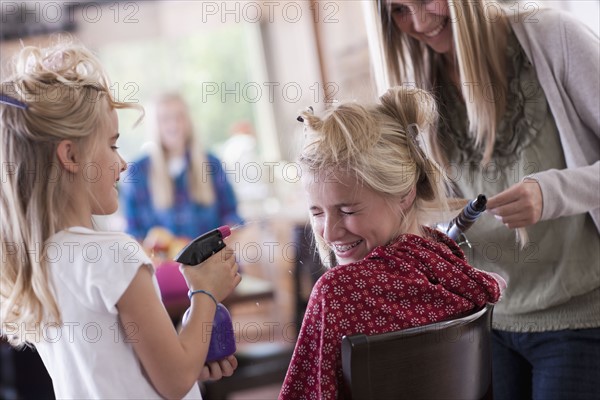 USA, Utah, family portrait of sisters (6-7, 8-9, 12-13, 14-15, 16-17) preparing hairs and having fun. Photo : Tim Pannell