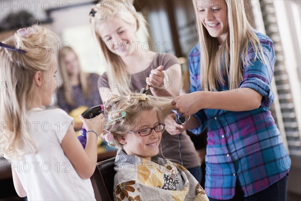 USA, Utah, family portrait of sisters (6-7, 8-9, 12-13, 14-15, 16-17) preparing hairs and having fun. Photo : Tim Pannell