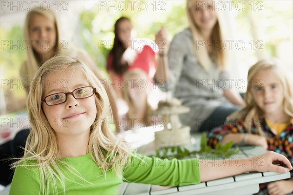 USA, Utah, family portrait of sisters (6-7, 8-9, 12-13, 14-15, 16-17) at table. Photo : Tim Pannell