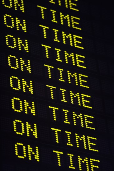 USA, Massachusetts, Boston, arrival departure board. Photo : fotog