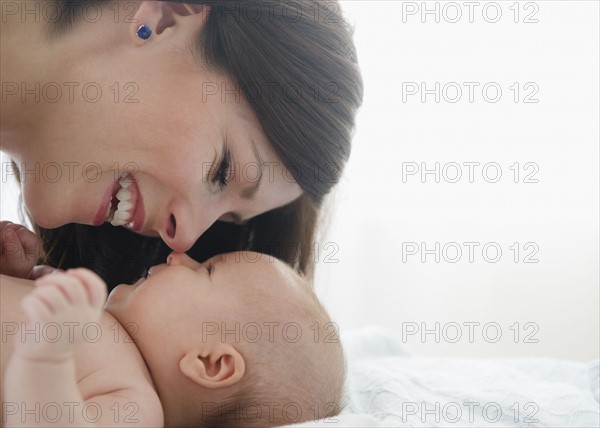 USA, New Jersey, Jersey City, Mother laughing over baby girl (2-5 months). Photo : Jamie Grill Photography