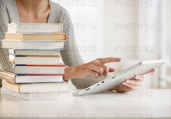 USA, New Jersey, Jersey City, Close-up view of woman using palmtop. Photo : Jamie Grill Photography