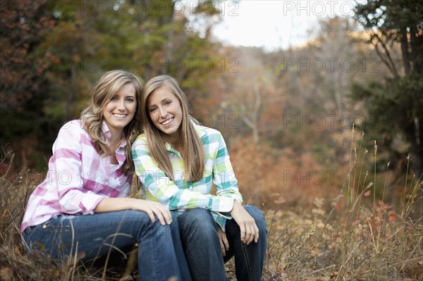 USA, Utah, Sundance, Portrait of two young women sitting on meadow. Photo : FBP