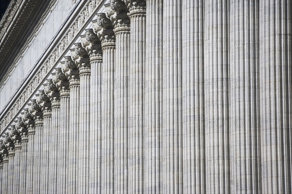 USA, New York, Albany, row of columns. Photo : fotog