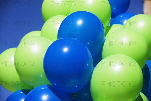 USA, New York, Albany, green and blue balloons. Photo : fotog