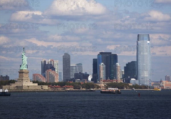 USA, New York City, Skyline with Statue of Liberty. Photo : fotog