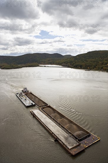 USA, New York, Bear Mountain, aerial view of barge on river. Photo : fotog