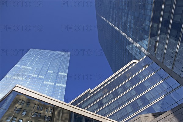 USA, New York, White Plains, low angle view of skyscrapers. Photo : fotog