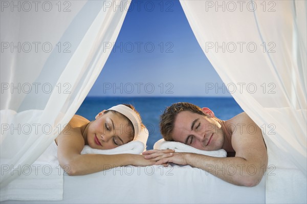USA, New Jersey, Jersey City, Portrait of young couple lying in spa .