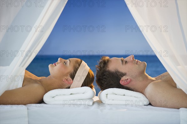 USA, New Jersey, Jersey City, Portrait of young couple lying in spa .