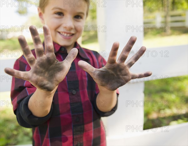 USA, New York, Flanders, Boy (4-5) showing dirty hands. Photo : Jamie Grill Photography