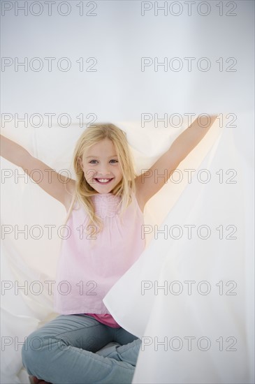 USA, New Jersey, Jersey City, Portrait of enthusiastic young girl (8-9). Photo : Jamie Grill Photography