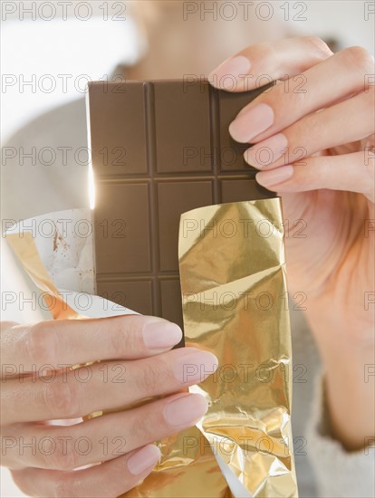 USA, New Jersey, Jersey City, Close-up of woman holding chocolate bar. Photo : Jamie Grill Photography