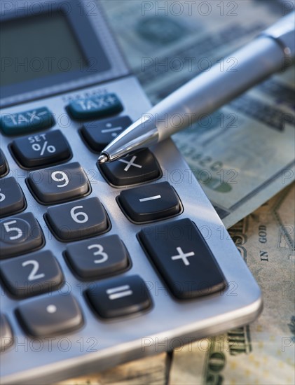 USA, New Jersey, Jersey City, Pen, calculator and dollar notes. Photo : Daniel Grill