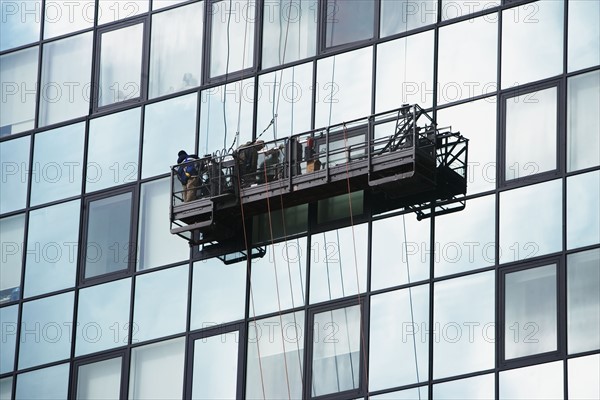 USA, New York City, Manhattan, window cleaning platform on building. Photo : fotog