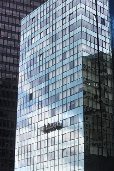 USA, New York City, Manhattan, window cleaning platform on building. Photo : fotog