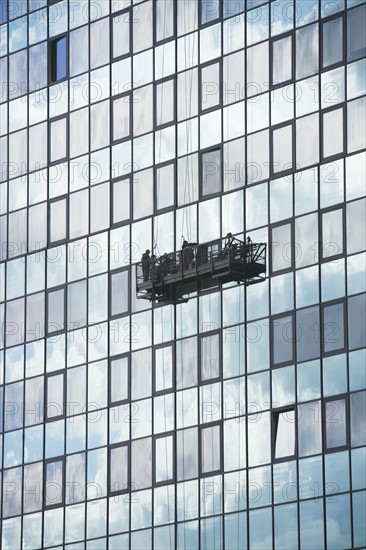 USA, New York City, Manhattan, window cleaning platform on building. Photo : fotog