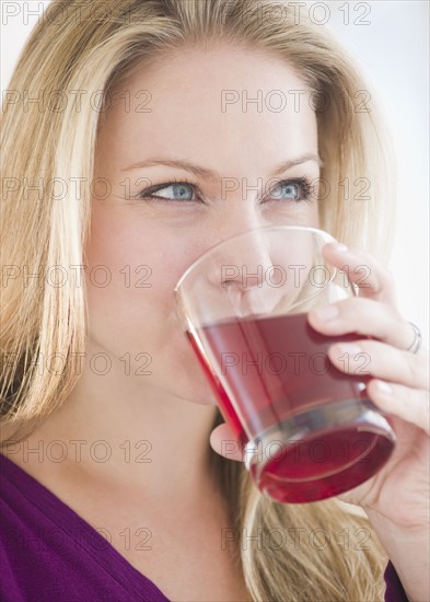 USA, New Jersey, Jersey City, Young attractive woman drinking juice. Photo : Jamie Grill Photography
