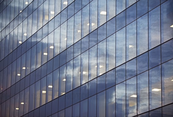 USA, New York, Long Island City, glass facade of office building. Photo : fotog