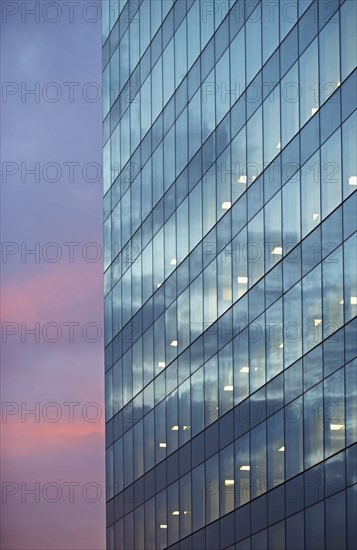 USA, New York, Long Island City, glass facade of office building. Photo : fotog