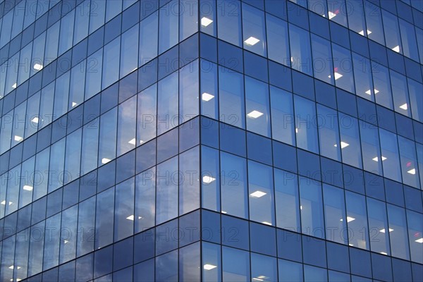USA, New York, Long Island City, glass facade of office building. Photo : fotog