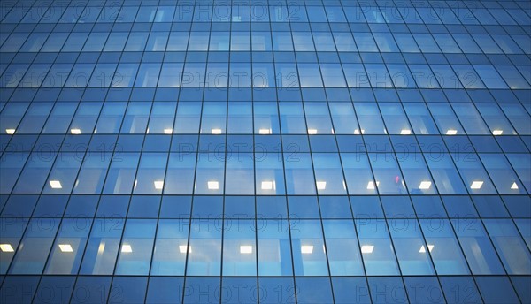 USA, New York, Long Island City, glass facade of office building. Photo : fotog