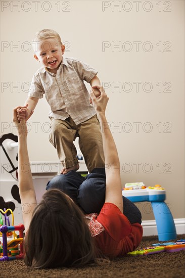 USA, Utah, Lehi, mother playing with son (18-23 months). Photo : Mike Kemp