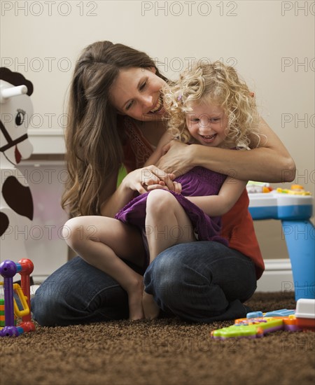 USA, Utah, Lehi, mother embracing daughter (2-3). Photo : Mike Kemp