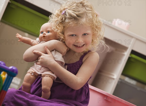 USA, Utah, Lehi, girl (2-3) hugging doll. Photo : Mike Kemp