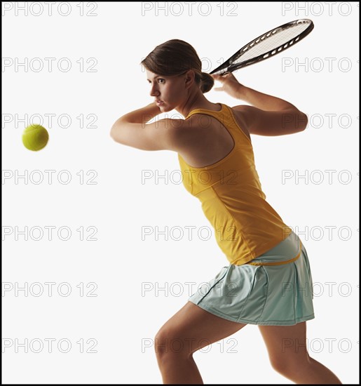 Young woman playing tennis. Photo : Mike Kemp