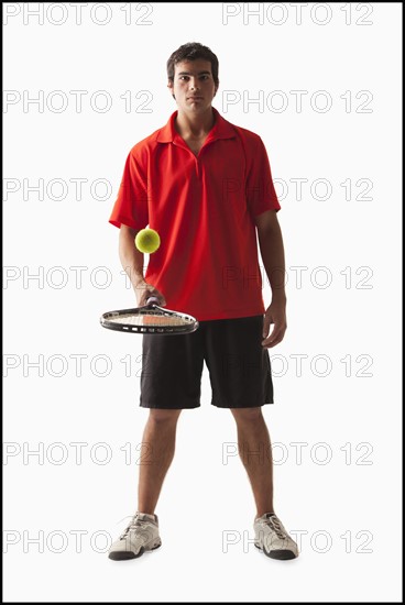 Young man playing tennis. Photo : Mike Kemp