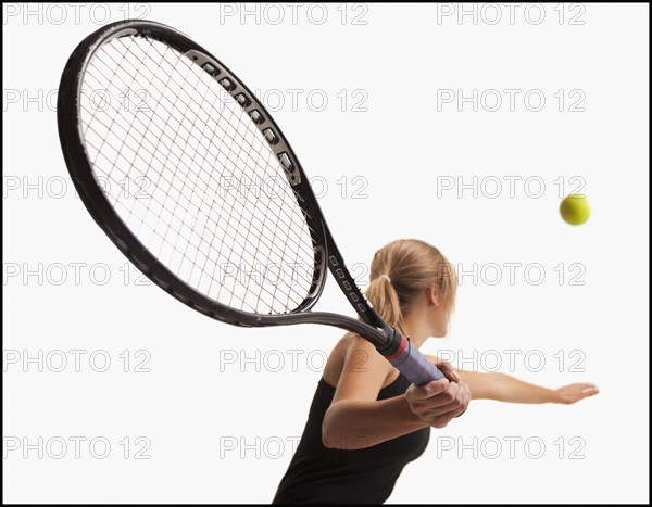 Young woman playing tennis. Photo : Mike Kemp