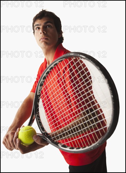 Young man playing tennis. Photo : Mike Kemp