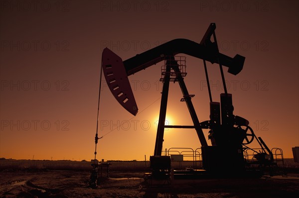 Silhouette of oil pump jack on rig. Photo : Dan Bannister