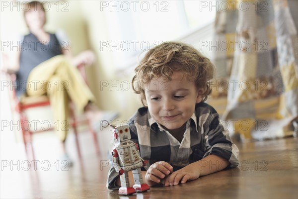 USA, Utah, Boy (2-3) playing on floor. Photo : Tim Pannell