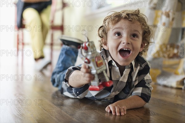 USA, Utah, Boy (2-3) playing on floor. Photo : Tim Pannell