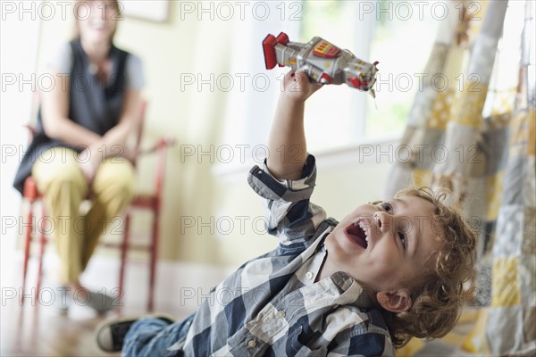 USA, Utah, Boy (2-3) playing on floor. Photo : Tim Pannell