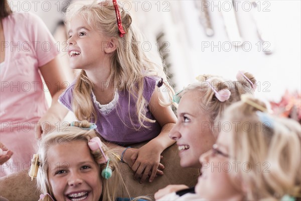 USA, Utah, family portrait of sisters (6-7, 8-9, 12-13, 14-15, 16-17) preparing hairs and having fun. Photo : Tim Pannell