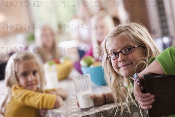 USA, Utah, family portrait of sisters (6-7, 8-9, 12-13, 14-15, 16-17) at table. Photo : Tim Pannell