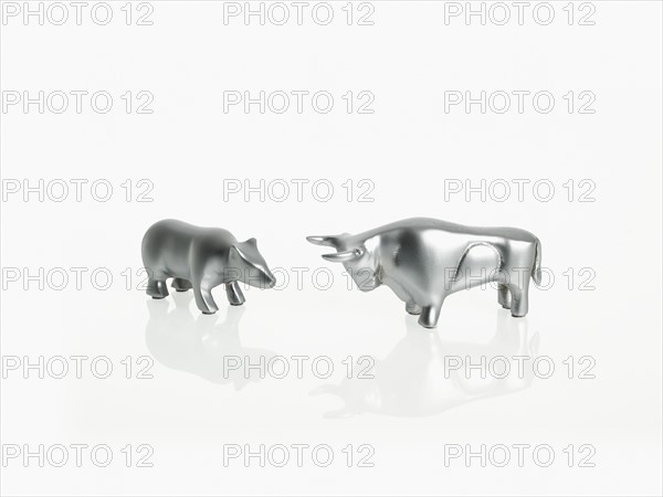 Studio shot of silver figurines of bull and bear. Photo : David Arky