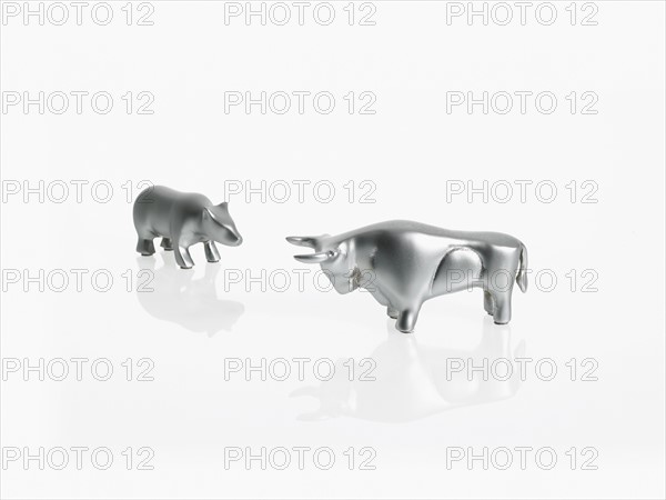 Studio shot of silver figurines of bull and bear. Photo : David Arky