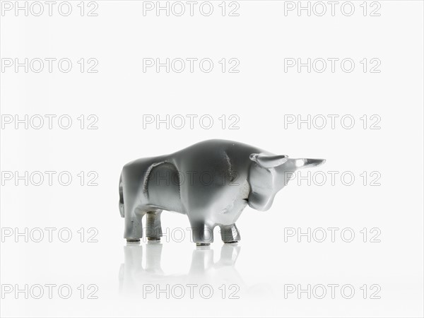 Studio shot of silver figurines of bull and bear. Photo : David Arky