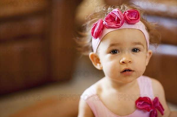 USA, Arizona, Chandler, Portrait of cute girl (2-3) wearing headband with pink roses. Photo : FBP