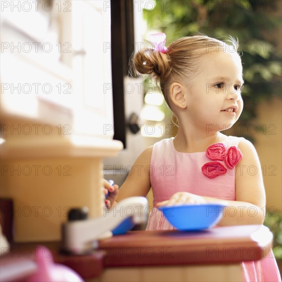 USA, Arizona, Chandler, Girl (2-3) wearing pink dress playing outdoors. Photo : FBP