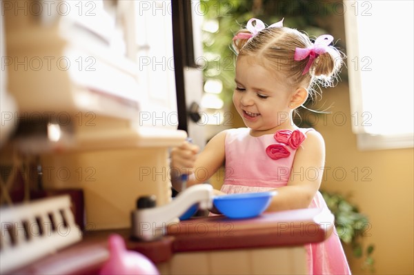 USA, Arizona, Chandler, Girl (2-3) wearing pink dress playing outdoors. Photo : FBP