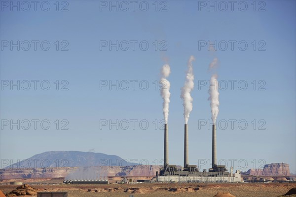 USA, Arizona, Page, Power station in desert near Lake Powell. Photo : FBP