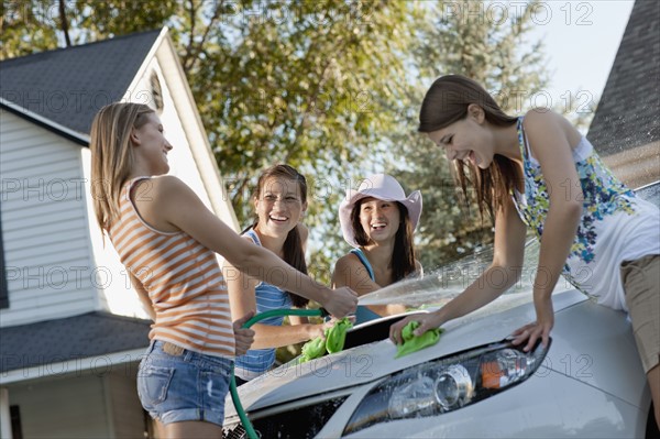 USA, Utah, Provo, Teenage girls (16-17) and young women watching car. Photo : FBP