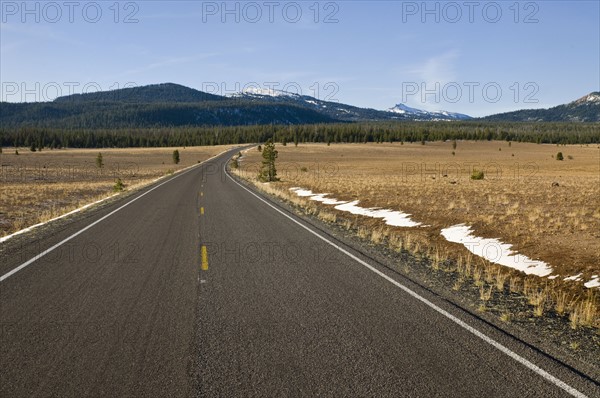 USA, Oregon, Road to mountains. Photo : Gary J Weathers
