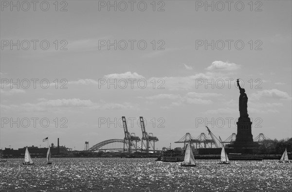 USA, New York City, sailboats and Statue of Liberty. Photo : Gary J Weathers