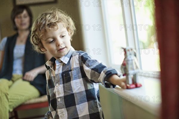 USA, Utah, Boy (2-3) playing. Photo : Tim Pannell